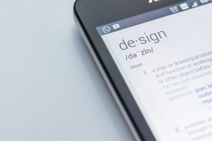 Webdesign Dortmund zeigt einen Handbildschirm