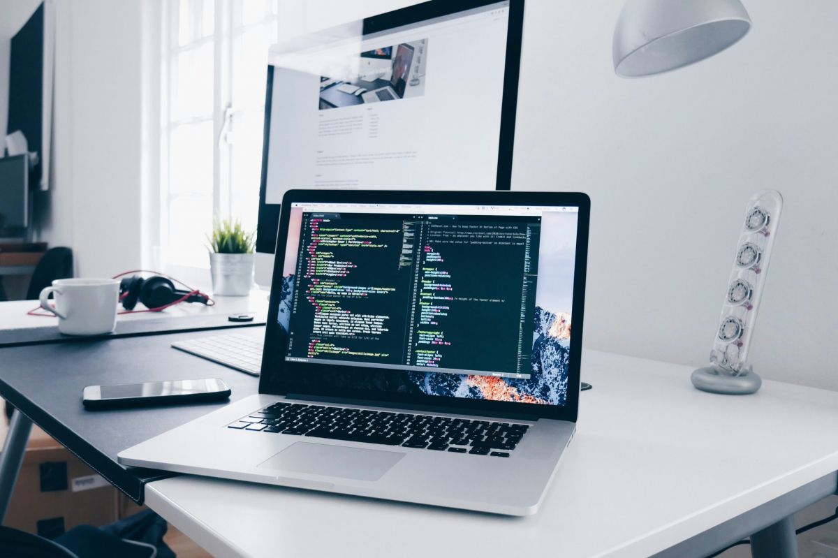 Laptop steht auf dem Tisch bei Webdesign Dortmund